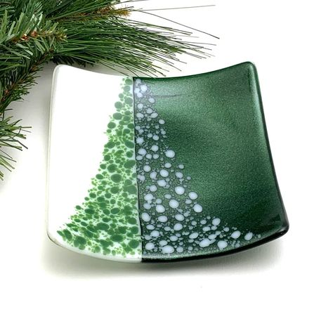 Fused Glass Cheese Board Christmas Plate Sparkle Green and - Etsy Fused Glass Snowflake Ornaments, Glass Fusing Christmas, Christmas Fused Glass Ideas, Cheese Board Christmas, Fused Glass Ideas, Fused Glass Bowls, Fused Glass Plates Bowls, Glass Snowflakes, Fused Glass Panel