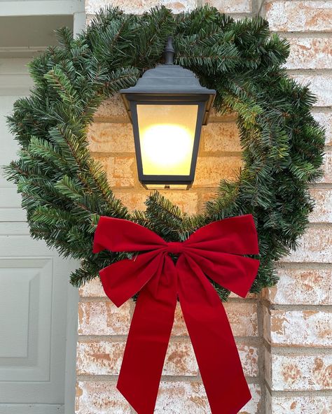 Red Christmas Bows Outside, Christmas Wreath With Red Bow, Exterior Wreaths On Windows, Christmas Wreath Red Bow, Red Bow Christmas Decor, Christmas Wreath With Bow, Outdoor Christmas Wreath, Wreath With Red Bow, Christmas Reef