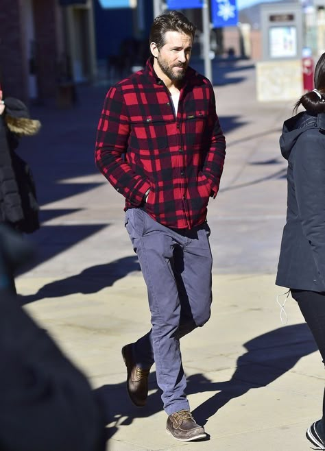 Ryan Reynolds looks like he stepped straight out of a catalog! Men In Flannel, Ryan Reynolds Fashion, Men Flannel Outfits, Flannel Shirt Outfits, Ryan Reynolds Style, Flannel Shirt Outfit, Flannel Outfit, Men Styling, Inside Shop