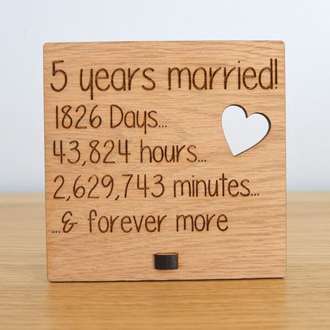 5th Anniversary Ideas, Diy Wood Burning, Marriage Anniversary Gifts, 5th Wedding Anniversary Gift, 5 Year Anniversary Gift, Top Wedding Trends, One Year Anniversary Gifts, Wood Anniversary Gift, Wood Anniversary