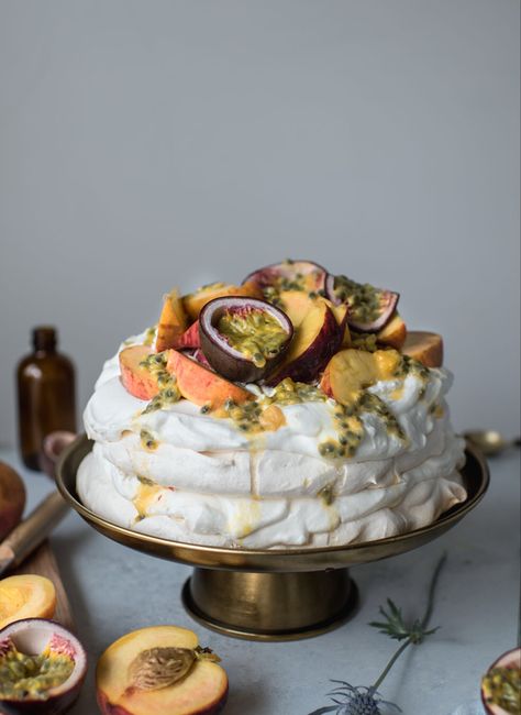 Pavlova Grazing Board, Passionfruit Pavlova, Passion Fruit Pavlova, Pavlova Toppings, Fruit Pavlova, Pudding Ideas, Meringue Recipes, Pavlova Dessert, Pavlova Cake