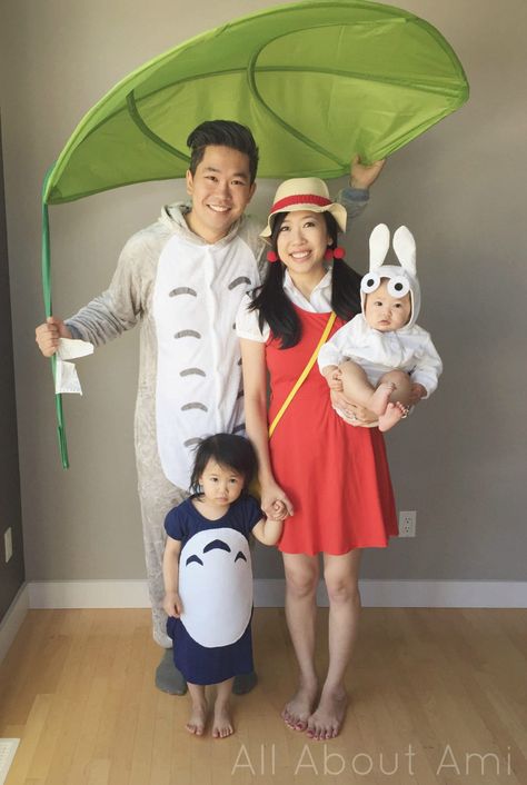 Family Costume Idea for Halloween or Cosplay: All three Totoros and Mei! Family Costumes For 4, Totoro Family, Totoro Costume, Family Costumes For 3, Studio Ghibli Party, Totoro Party, Family Themed Halloween Costumes, Halloween Parejas, Themed Halloween Costumes