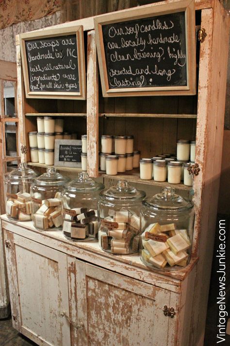 Apothecary Retail Design, Tree Display Retail, Rustic Store Displays, Diy Store Display, Small Gift Shop Interiors, Gift Shop Displays, Lilin Aroma, Antique Booth Displays, Săpunuri Handmade