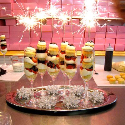 dessert sparklers!!! Sooo Moulin Rouge Burlesque Bachelorette, Champagne Sparklers, Dc Cupcakes, Champagne Cupcakes, Parfait Desserts, Strawberry Champagne, Festive Desserts, Wrapping Party, Dessert Cupcakes