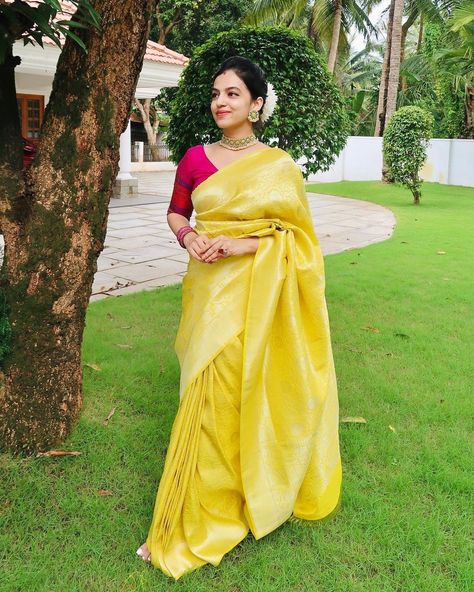 Yellow Sari For Haldi Function, Saree Outfit, Saree Pose, Onam Saree, Elegant Sarees, Saree Jackets, Saree Blouse Styles, Haldi Outfit, Cotton Saree Blouse Designs