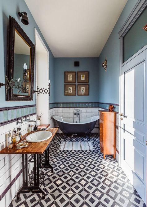 15 Magnificent Eclectic Bathroom Designs That Are Full Of Ideas Eclectic Bathroom Design, Eclectic Bathroom, Bad Inspiration, Interior Minimalista, Bad Design, Tile Flooring, Farmhouse Bathroom Decor, Decor Minimalist, Traditional Bathroom