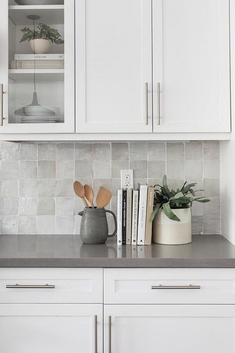 White Shaker Kitchen Cabinets, Light Grey Kitchens, Gray Counter, Серая Кухня, White Shaker Kitchen, Shaker Kitchen Cabinets, Grey Countertops, Kitchen Backsplash Designs, Casa Country