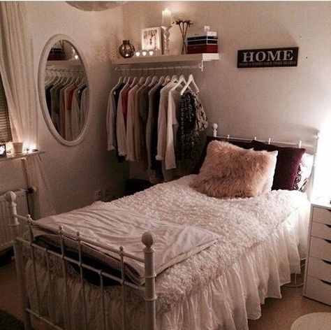 Urban Outfitters Room, Reka Bentuk Bilik Tidur, Small Bedroom Organization, Hiasan Bilik Tidur, Apartment Bedroom Decor, Small Room Bedroom, Organization Bedroom, Dream Rooms, Design Case