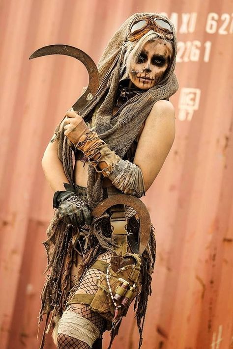 Wasteland Weekend Women, Mad Max Costume Woman, Apocalypse Makeup, Mad Max Cosplay, Post Apocalyptic Outfit, Apocalypse Costume, Mad Max Costume, Sound And Fury, Wasteland Warrior