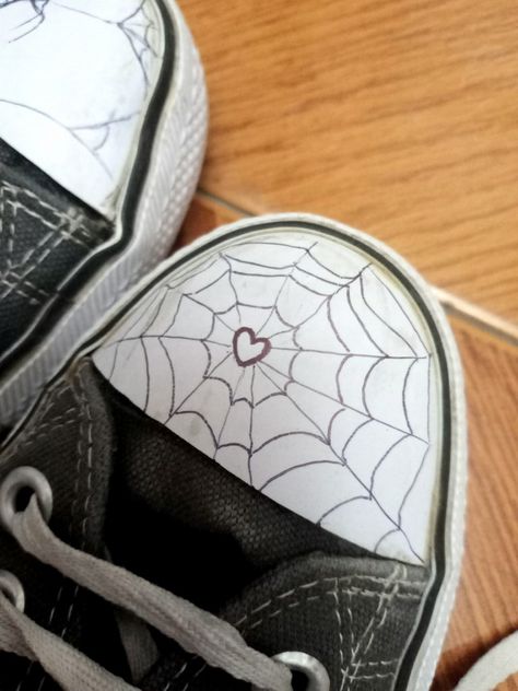 Spider Web Converse, Web Converse, Drawings On Shoes, Spiderman Converse, Converse Drawing, Shoe Drawings, Spider Web Drawing, Diy Converse, Aesthetic Shoe