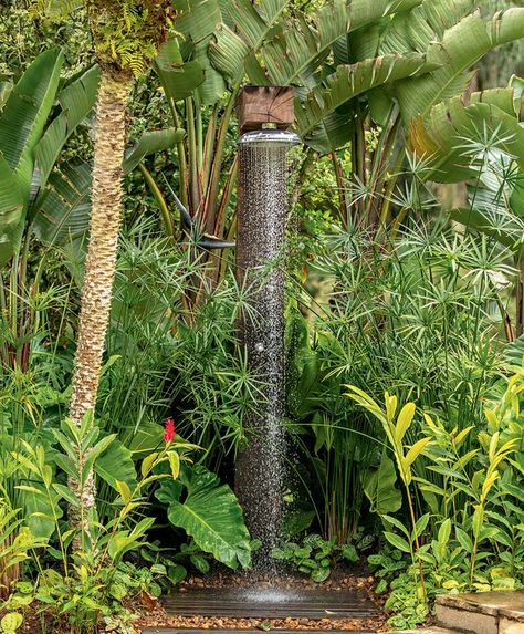 10 projetos com plantas ornamentais para jardins e interiores - Casa e Jardim | Paisagismo Rainforest Shower, Outside Showers, Tropical Showers, Outdoor Bathroom Design, Pool Shower, Garden Shower, Outdoor Bathrooms, Mediterranean Garden, Ponds Backyard