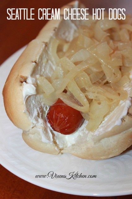 Cheese Hot Dogs, Brat Sausage, Hot Dog Chili Sauce, Hot Dog Sauce, Gourmet Hot Dogs, Hot Dogs Recipes, Hot Dog Toppings, Hot Dog Chili, Burger Dogs