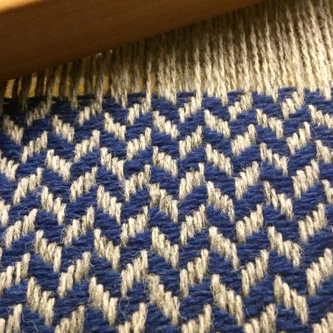 Weaving Patterns Design, Weaving Book, Basket Weaving Diy, Weaving Loom Diy, Inkle Weaving, Weaving Rug, Rigid Heddle Weaving, Weaving Designs, Diy Weaving