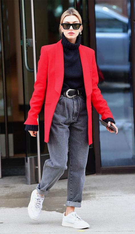 Hailey Baldwin Street Style, Hailey Baldwin Style, Fall Jeans, Looks Street Style, Street Style Winter, Red Coat, Celebrity Street Style, Sarah Jessica Parker, Hailey Bieber