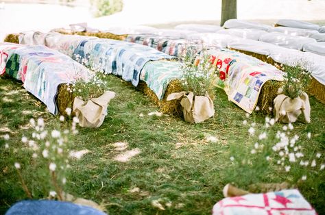 Hay Bale Ceremony Seating Covered with Quilts Quilts On Hay Bales, Haybail Seating Wedding, Hay Bails For Wedding Seating, Straw Bales Wedding, Hay Bales Wedding Seating, Hay Bale Seating Wedding, Wedding Aisle Decorations Outdoor, Hay Bale Wedding, Hay Bale Seating