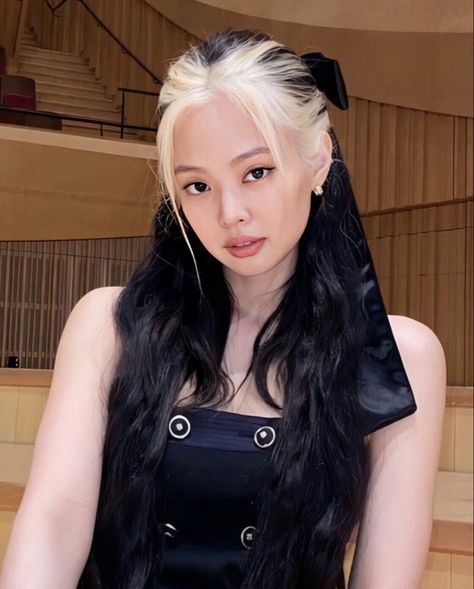 How you like that era Kim Blonde, Hidden Hair Color, Kim Hair, Pink And Black Hair, Two Toned Hair, Wavy Hairstyles Tutorial, Korean Hair Color, Blonde Streaks, Hair Color Streaks