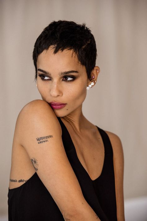 Zoe Kravitz Drinks Apple Cider Vinegar, and Actually Likes It Zoe Kravitz Tattoos, Zoe Kravitz Style, Dramatic Eyeliner, Zoe Isabella Kravitz, Eyeliner For Hooded Eyes, Eyeliner Products, Eyeliner Styles, Band Rock, Best Eyeliner