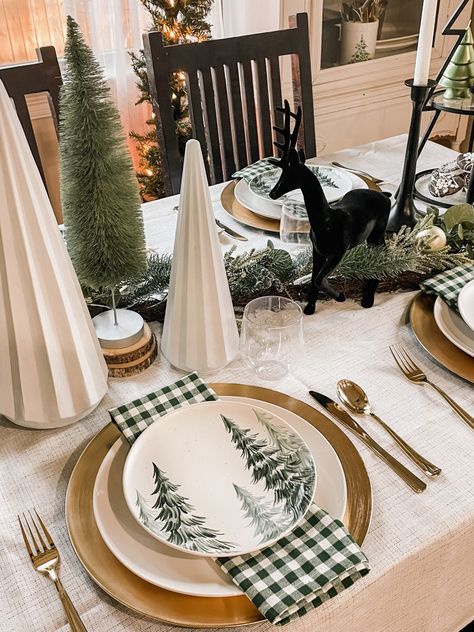 Christmas Dinner Table Settings, Štědrý Den, Tafel Decor, Christmas Dining Table, Christmas Dinner Table, Christmas Table Centerpieces, Dinner Table Setting, Christmas Tablescape, Christmas Decor Inspiration