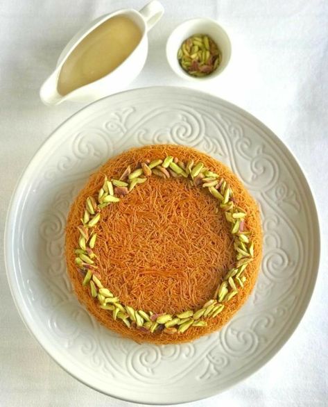 Arabian Dessert, Desert Box, Ramadan Cake, Kunafa Recipe, Kataifi Pastry, Ramadan Sweets, Arabic Sweets Recipes, Semolina Pudding, Lebanese Desserts