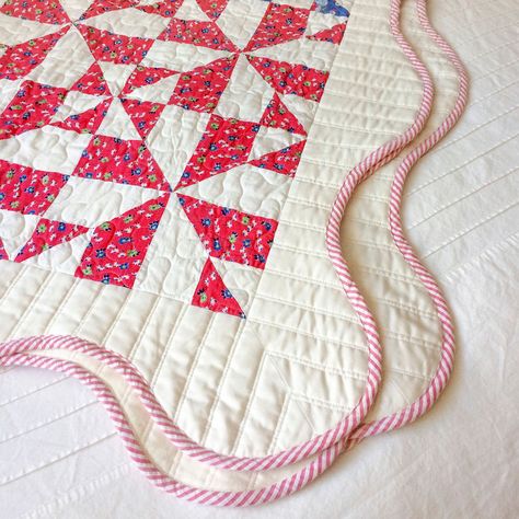 Scallop Edge Quilt, Scalloped Quilt, Free Quilt Tutorials, American Patchwork And Quilting, Sewing Tips And Tricks, Binding Tutorial, Quilt Border, Quilt Binding, Bias Binding