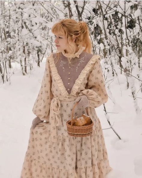 Snow Dress Aesthetic, Darling Desi Cottagecore, Cottage Dress Aesthetic, Modest Cottagecore Outfits, Vestidos Cottagecore, Winter Cottagecore Aesthetic, Winter Cottagecore Outfit, Cottagecore Winter Outfits, Cottagecore Winter