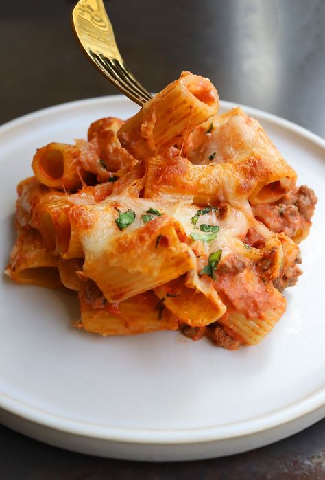 GROUND BEEF BAKED RIGATONI Baked Rigatoni With Ricotta, Beef Rigatoni, Baked Rigatoni Recipe, Spicy Rigatoni, Rigatoni Recipe, Turkey Bolognese, Rigatoni Recipes, Night Dinner Recipes, Baked Rigatoni