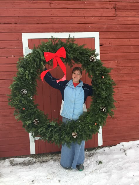 Giant Outdoor Christmas Wreath, Giant Wreath On House, Large Outdoor Wreath On House, Large Christmas Wreath Outdoor, Outdoor Wreaths On House, Giant Christmas Wreath, Christmas Exterior, Fresh Wreaths, Giants Wreath