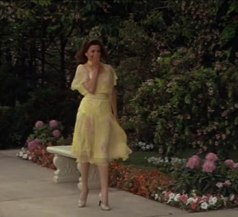 Fashion yellow dress vintage classic Grace Farrell, Ann Reinking, Annie 1982, Ethereal Paintings, Museum Photos, Dream Aesthetic, Musical Movies, Princess Polly, Yellow Dress