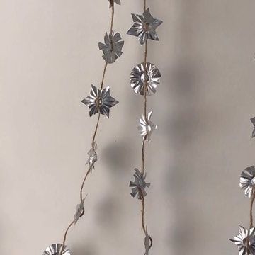 Tess Johnson on Instagram: "Homemade star garland 🌟 using aluminum roasting pans to cut out the shapes and a Swedish tartlet tin for the design. See the full tutorial in my star garland highlight" Kids Garland Diy, Decorative Garland Ideas, Tin Ornaments Diy, Diy Tin Ornaments, Oxford Christmas, Diy Star Garland, Tart Tin Ornaments Diy, Homemade Bunting, Tartlet Tin Ornaments