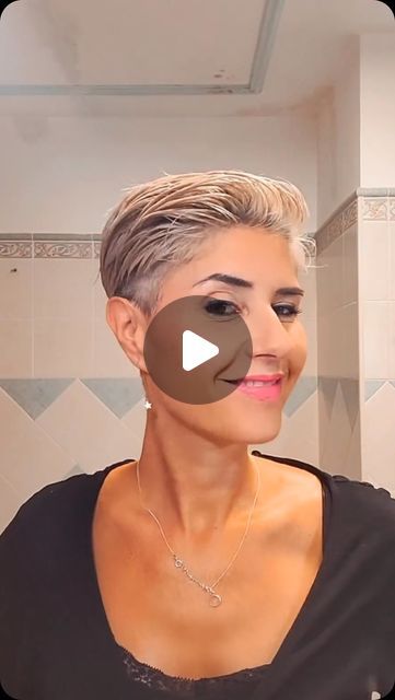 Kurze Haare | Short Hair Ideas on Instagram: "❤️ @elmundodehenar  #kurzehaare #kurzhaarfrisuren #kurzhaarschnitt #frisuren #kurzhaarfrisur #stylingidee #frisur #pixie #shorthairdontcare #shorthair #shorthairstyles #ilovemyshorthair #pixiehaircuts #shorthairrocks #shorthairdontcare #girlswithshorthair #nothingbutpixies #shorthairstyles #shorthairlove #shortpixie #hairgoals #shorthairstyle #pixiehairstyle #hairinspo #pixiecut #shorthairgirls #pixiecuts #shorthairideas #pixiehaircut #pixiepalooza" Pixie Fringe Short, Victoria Beckham Pixie Haircut, Short Textured Lob Haircut, Long Top Short Sides Hair Women, Piksi Hair Styles, Pixie Cropped Hair, Undercut Hairstyles Women Short Pixie Hair, Female Sideburns, Super Short Pixie Hair