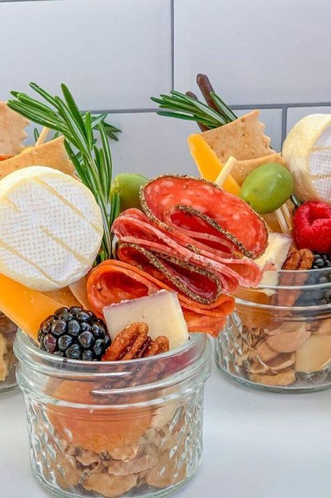 Fingerfood Party, Decorações Com Comidas, Charcuterie And Cheese Board, Charcuterie Recipes, Snacks Für Party, Party Food Appetizers, Food Platters, Party Snacks, Appetizers For Party