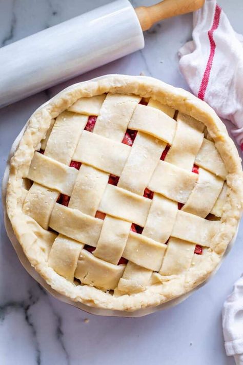 Fancy Pie Crust, Strawberry Rhubarb Pie Recipe, Lattice Pie Crust, Rhubarb Recipes Pie, Apple Blueberry, Strawberry Rhubarb Pie, Rhubarb Pie, Food Charlatan, Flaky Pie Crust