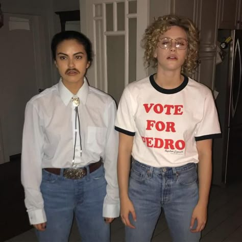 Camila Mendes And Lili Reinhart, Riverdale Halloween Costumes, Best Celebrity Halloween Costumes, Camilla Mendes, Celebrity Costumes, Bff Halloween Costumes, Riverdale Funny, Napoleon Dynamite, Duo Halloween Costumes