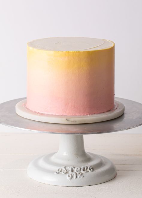 How to Ice an Ombré Cake - Style Sweet Ombre Cake Icing, Ombre Frosting Cake, Sunset Ombre Cake, Sunset Cake Design, Sunset Birthday Cake, Ombre Cake Ideas, Ombre Cake Frosting, Limoncello Party, Ombre Buttercream Cake