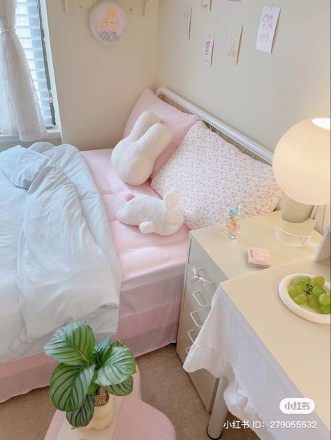 Korean Pink Bedroom, Cutesy Bedroom, Aesthetic Pink Bedroom, Funky Rooms, Funky Room, Bedroom Ideas For Small Rooms Cozy, Pink Bedroom Ideas, Nordic Bedroom, Cosy Room