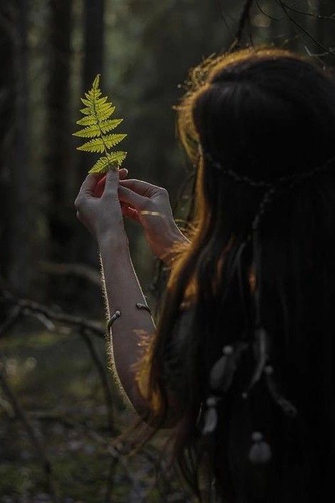 Nature Worship Aesthetic, Secret Witch Aesthetic, Forest Fairy Photoshoot, Yasmin Core, Chiara Core, Mary Core, Dark Cottagecore Fashion, Forest Witch Aesthetic, Dreamy Style