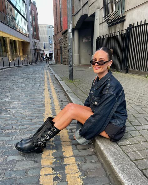 Are you ready for festival season? 🪩 Steve Madden Boots Outfit, Black Leather Boots Outfit, Casual Uni Outfits, Pink Concert Outfit, Black Denim Jacket Outfit, Leather Boots Outfit, Fall Jackets Outfit, Black Leather Jacket Outfit, Leather Street Style