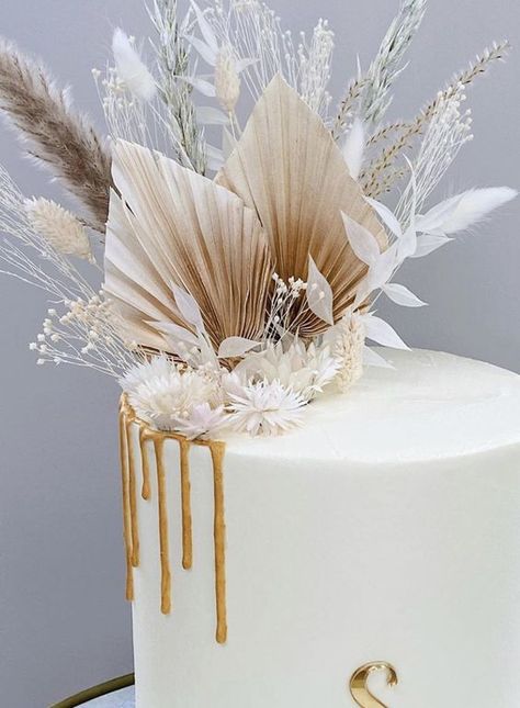 48 Dried Palm Leaf Wedding Decor Ideas | Decor | HappyWedd.com Dry Flower Cake Decoration, Dried Flowers On Cake, Dried Flowers Cake Decoration, Pampas Cake Decor, Dried Flower Wedding Cake, Pampas Wedding Cake, Wedding Cake Dried Flowers, Pampas Cake, Dried Flowers Cake