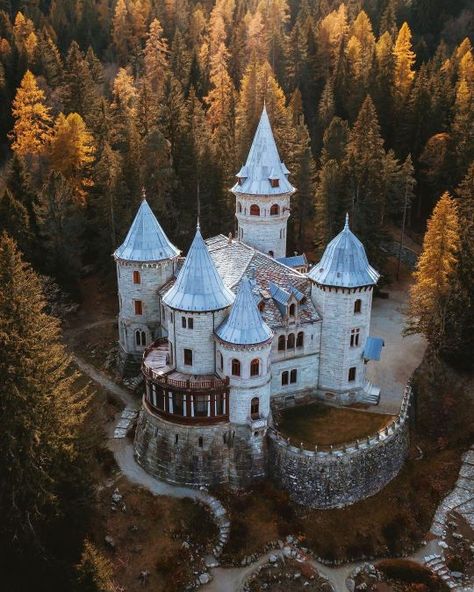 Built between 1899 and 1904, Savoia Castle in Gressonay-St-Jean was where Queen Margherita, widow of Umberto I, lived for many summers up to 1925, the year before she died. Aosta Valley, Castle Mansion, Castle Aesthetic, European Castles, Rpg Map, Chateau France, Castle Designs, Castle House, Fairytale Castle