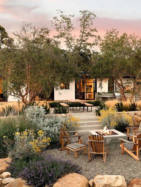 Montecito family home gets remarkable indoor-outdoor makeover Outdoor Makeover, Tuscany Style, Desert Land, Arizona Landscape, Farmhouse Ideas, Have Inspiration, Design Exterior, Pool Deck, Outdoor Dining Area