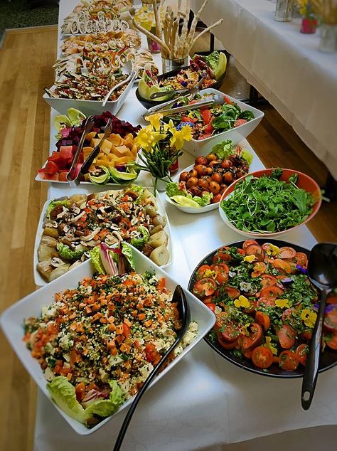 Healthy Buffet, Vegetarian Buffet, Salad Buffet, Buffet Catering, Party Food Platters, Food Displays, Buffet Food, Food Platters, Vegetable Salad