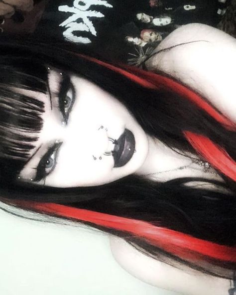 Pretty Goth Girl, Black Hair With Red Highlights, Black Goth Girl, Goth Girl Aesthetic, Gothic Hair, Alternative Girl, Dark Makeup Looks, Concert Makeup