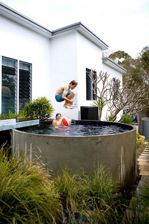 Refreshing Plunge Pools-10-1 Kindesign Patio Chico, Small Backyards, Large Backyard Landscaping, Small Swimming Pools, Stock Tank Pool, Tank Pool, Round Pool, Small Pool Design, Big Backyard