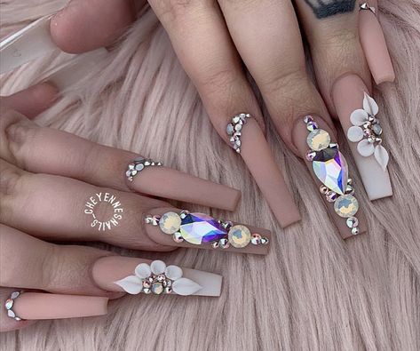 Graduation Nails Almond, Nails Ideas Graduation, Graduation Nails Acrylic, Graduation Nails Ideas, Nails Graduation, Nail Designs Bling, Gucci Nails, Opal Nails, 3d Flower Nails