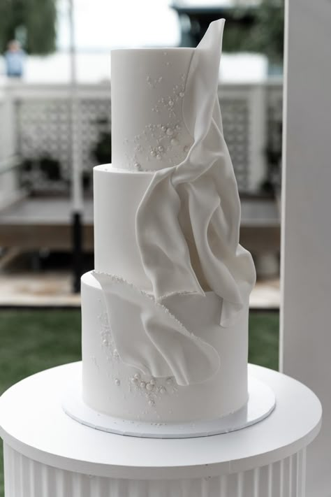 Modern White Wedding Cake, Ruffle Cake Tutorial, Bond Wedding, Wedding Challenge, Paper Cakes, Draping Wedding, Pearl Cake, Elegant Modern Wedding, Luxury Cake