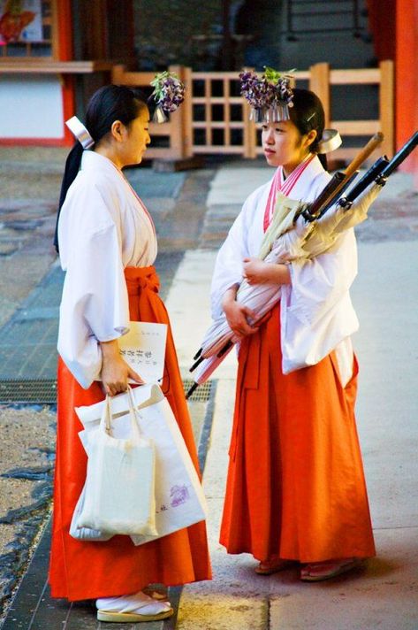 Shrine maidens in Japan, known as Miko, serve the Shinto deities by working in a shrine. The Miko wear a white robe called hakui with a pair of red hakama called hibakama. Sometimes, a white loose jacket with sleeves resembling a kimono called a chihaya is worn over the uniform in order to perform a ritual dance. In rituals or other certain events, they wear a floral headpiece called a hanakanzashi. Shrine Maiden Outfit, Maiden Outfit, Ritual Dance, Japanese Traditional Clothing, Japanese Shrine, Shrine Maiden, Shinto Shrine, Japan Outfit, Great King