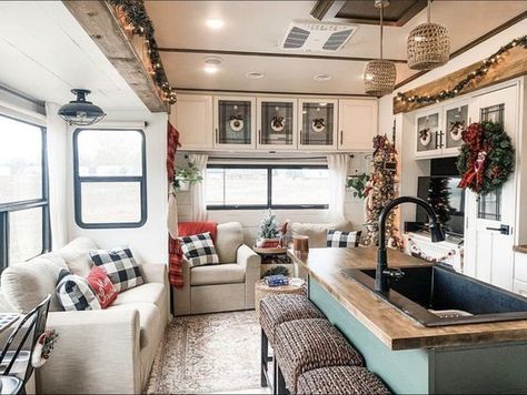 5th Wheel Camper Ideas, Rv Christmas Decorations, Christmas Decorations Inside, Ideas For Christmas Decorations, Rv Christmas, Holiday Decorating Ideas, Glamper Camper, 5th Wheel Camper, Rv Holiday