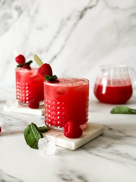 This apple cider vinegar mocktail is a refreshing and flavourful drink with a balance of tartness from the ACV and sweetness from honey. Apple Cider Vinegar Shrub, Apple Cider Vinegar Cocktail, Apple Cider Vinegar Mocktail, Acv Mocktail, Recipes With Apple Cider Vinegar, Vinegar Mocktail, Blueberry Cocktail, Vinegar Drinks, Apple Cider Vinegar Drink