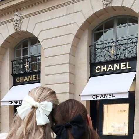 Isobel Lorna on Instagram Isobel Lorna, Serena And Blair Aesthetic, Blair Aesthetic, Rich Friends, Nyc Vibes, Pinterest Feed, Parisian Aesthetic, Paris Trip, Super Rich Kids