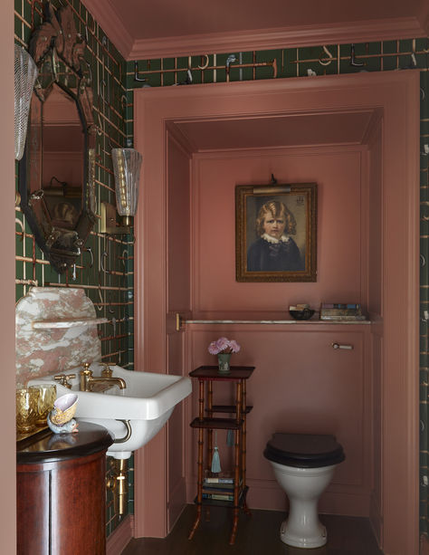 Spotted in this charming bathroom designed by Martin Brudnizki: Cole & Son's Bastoni Wallpaper. Part of a long-standing artistic collaboration between Cole & Son and the iconic Italian atelier Fornasetti, Bastoni originated as a silk scarf print from the 1940s. The canes reflect the eclectic nature of Fornasetti, brimming with detailed and quirky animal head handles. Eclectic Bathroom Wallpaper, Folk Interior, 1940s Bathroom, Martin Brudnizki, Eclectic Bathroom Design, Charming Bathroom, Quirky Bathroom, Italian Bathroom, Serene Bathroom